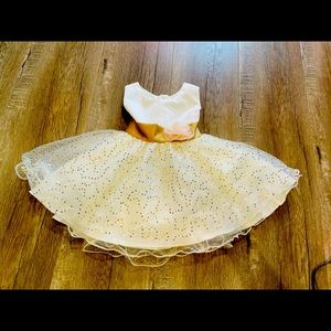 Todaktodak  It is a luxurious children's dress made of silk and chiffon.